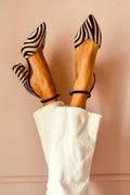 ZAPATO DE TACÓN PUNTA ZEBRADA CON CINTURILLA
