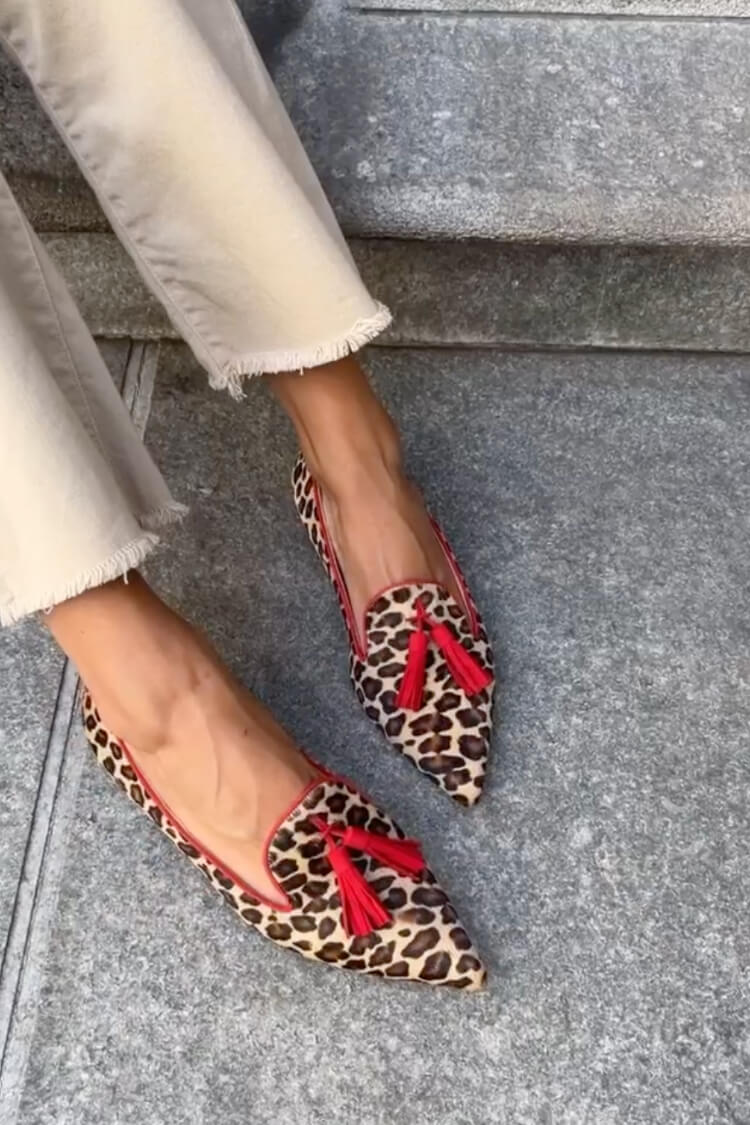 MOCASINES DE PUNTA CON DETALLES DE BORLAS