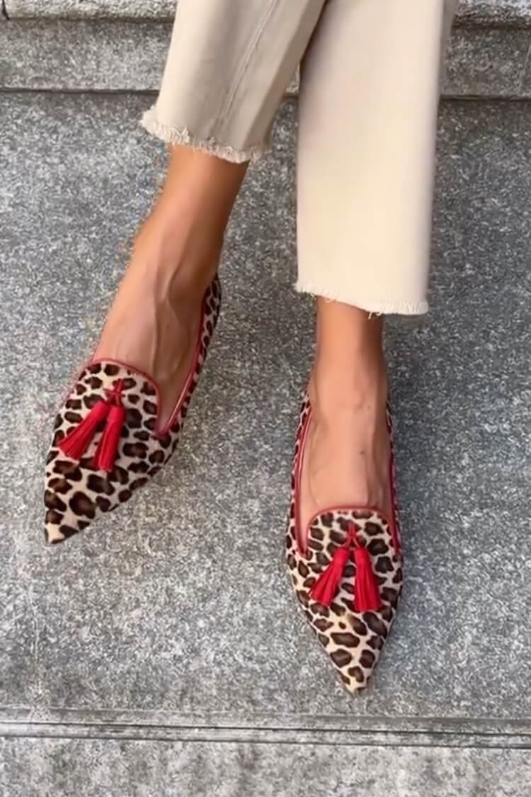 MOCASINES DE PUNTA CON DETALLES DE BORLAS
